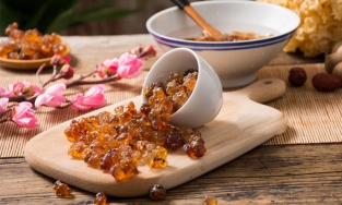 Nhựa đào, thứ sần sùi tiết ra từ cành đào trưng Tết hóa ra là “giọt lệ đào hoa” có tác dụng làm đẹp cho phụ nữ