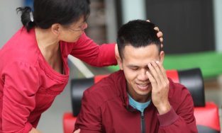 Đừng để người hùng phải “ngộp thở” vì những lời tôn vinh đổi thành hiện kim