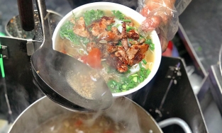 Theo chân nàng dâu hào môn Phanh Lee đi ăn bún riêu thịt nướng '9 giờ sáng đã hết hàng' trên phố Phùng Hưng