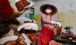 Thịt quay Thể Giao, hàng thịt quay 30 năm chiều nào cũng diễn ra cảnh xếp hàng chờ mua như thời bao cấp