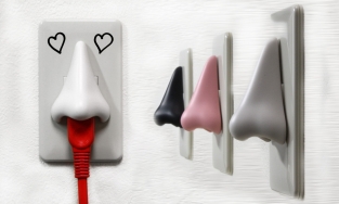 Ổ điện hình chiếc mũi, món phụ kiện độc đáo biến chuyện đùa 'cắm phích điện vào lỗ mũi' thành sự thật