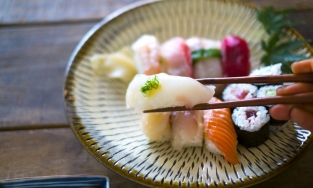 Cách ăn sushi đúng chuẩn Nhật Bản: 5 nguyên tắc cần biết khi ăn sushi