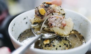 Quán bánh trôi tàu nhân thịt hơn 30 năm tuổi nổi tiếng hết hàng nhanh của Hà Nội