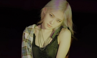 Rosé comeback cùng chiếc áo corset đến từ thương hiệu Việt