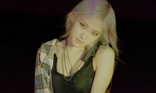 Ngoài Rosé (BLACKPINK) sao Hàn cũng diện thiết kế đến từ thương hiệu Việt?