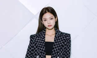 Giữa ồn ào trang phục phản cảm trong MV mới, Chanel vẫn đăng hình Jennie cực sang chảnh