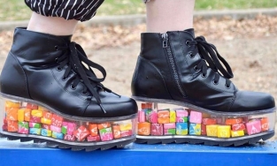 Từ mụ phù thủy, đến khuôn mặt của... chính mình xuất hiện trên giày