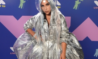 Những pha thời trang khó đỡ của các ngôi sao Hollywood trên thảm đỏ 2020