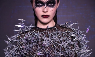 Nhà thiết kế biến rác thải thành trang phục thời trang cao cấp