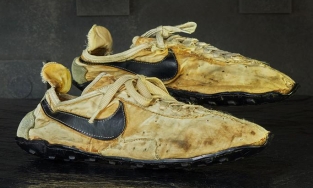 Nike 'Moon Shoes' được bán đấu giá 2,3 tỷ đồng