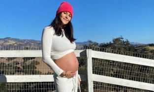 Học tập cách mix đồ sành điệu khi mang bầu từ stylist của Kendall Jenner