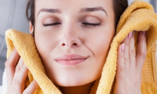 Khăn lau mặt ảnh hưởng như thế nào đến làn da của bạn?