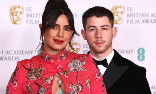 Hoa hậu Priyanka Chopra và sao Hollywood chuộng 'thả rông' trên thảm đỏ