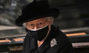 Nữ hoàng Elizabeth II và thành viên hoàng gia mang trang sức ý nghĩa tại tang lễ Hoàng thân Philip