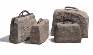 Nhà điêu khắc Brazil với những tác phẩm túi xách bằng chất liệu độc đáo