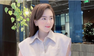 Mai Ngọc, Tú Anh gợi ý chiếc áo sát nách thanh lịch ngày hè chốn công sở