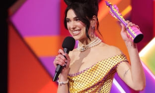Thảm đỏ Brit Awards: Dua Lipa và sao nữ chọn phụ kiện ngọc trai