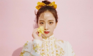 Kiểu búi tóc phù hợp với từng dáng mặt, hè này đỡ hẳn cảnh ngốt ngát