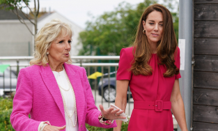 Công nương Kate Middleton và bà Jill Biden đều mặc đồ màu hồng mang ý nghĩa đặc biệt