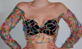 Những sáng tạo thời trang từ vật dụng đời thường của cô gái Canada