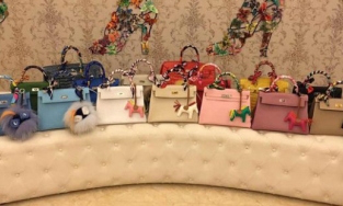 Lý Nhã Kỳ khoe BST túi hiệu vẽ lại: Giá quá đắt, khiến họa sỹ 'run tay'