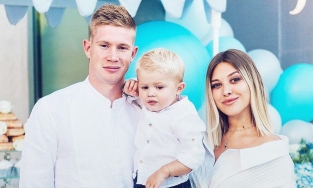 Cầu thủ Kevin De Bruyne cho con trai mặc đồ sành điệu