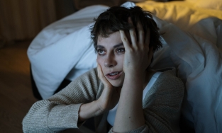 Lý do bạn mất ngủ sau nhiều ngày ở nhà và 15 loại thực phẩm cải thiện giấc ngủ