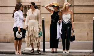 Túi mini là phụ kiện được yêu thích trên đường phố Paris những ngày qua