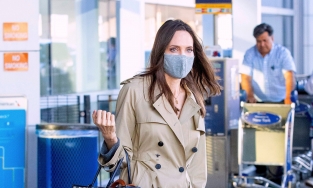 Thời trang cổ điển của Angelina Jolie khi du lịch Paris