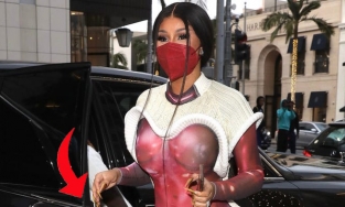 Cardi B, Kendall Jenner lọt top 10 trang phục gợi cảm nhất của sao Hollywood nửa đầu 2021