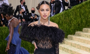 Sao mặc xấu tại Met Gala 2021: Có cả Giám đốc sáng tạo của hãng thời trang lớn