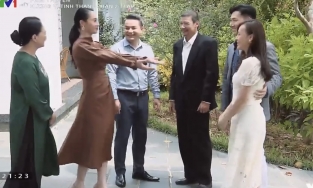 Bà Xuân 'Hương Vị Tình Thân' cho 2 cô con dâu 'ra rìa' với váy xẻ tà trong tập cuối