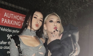 Nhiều lần chung khung hình với sao Hàn, lần đầu tiên Chi Pu lấn át CL (2NE1) với chiếc áo khoét bạo