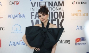 Thanh Hằng xuất hiện như món quà Giáng Sinh thắt nơ tại họp báo Tuần lễ Thời trang VN
