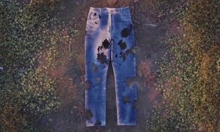 Quần jeans tự phân huỷ thành phân bón sau 6 tháng có giá 7 triệu đồng