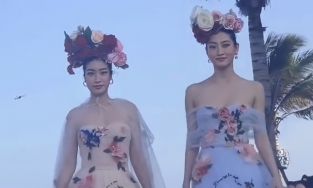 Đỗ Mỹ Linh và Lương Thuỳ Linh: Hai mẹ con nhà Cám dắt nhau đi trẩy hội?