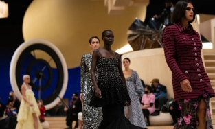 Chanel Spring Haute Couture 2022: Sự giao thoa của 3 thế hệ 'cầm cương' 