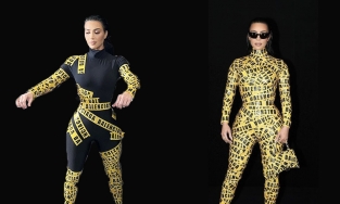 Kim Kardashian tự biến mình thành bọc hàng, cuốn băng dính chi chít tại show diễn của Balenciaga