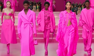 Sắc hồng bao trùm BST Mùa Thu 2022 của nhà mốt Valentino