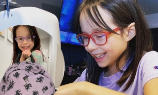 Bà hoàng váy cưới Vera Wang tặng balo cho 'thần đồng' thời trang TikTok 9 tuổi