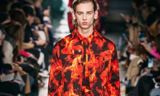 Flame Print: Sức nóng đến từ bản in hình ngọn lửa trên sàn diễn thời trang