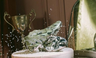 Adidas ra mắt giày đá bóng đính pha lê: Khi những cú lướt trên sân cỏ phát sáng theo đúng nghĩa đen