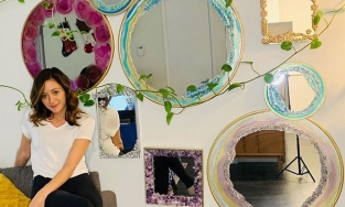 Cô gái IT mang màu sắc Y2K vào những thiết kế gương soi sành điệu