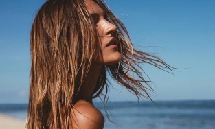 Loại bỏ hiện tượng tóc bết ngày hè chỉ với 4 bí quyết sau 