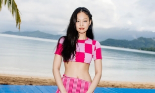 Jennie (BLACKPINK) 'mở bát' mốt áo khoe chân ngực (underboob) cực đắt show trong K-biz