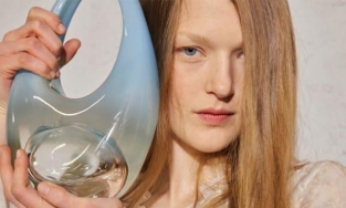 Túi thuỷ tinh độc lạ của Coperni: Không chỉ đẹp mà còn giúp chị em tự vệ, đánh cướp hiệu quả