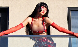 Trang phục xiềng xích theo phong cách gợi cảm:  Yeha Leung dùng thời trang nói lên tiếng lòng phụ nữ