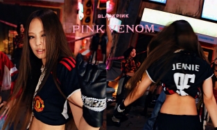 [PHÁT HIỆN MỚI] Jennie BLACKPINK là fan MU, dùng chi tiết này để cổ vũ 'quỷ đỏ' trong 'Pink Venom'?