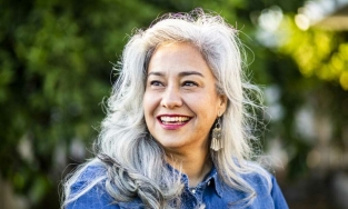 Tuổi mãn kinh ăn gì, uống gì, tập gì để giữ da và tóc