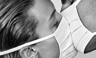 Trang bìa tạp chí Vogue: Thời trang chuyển mình cùng covid-19